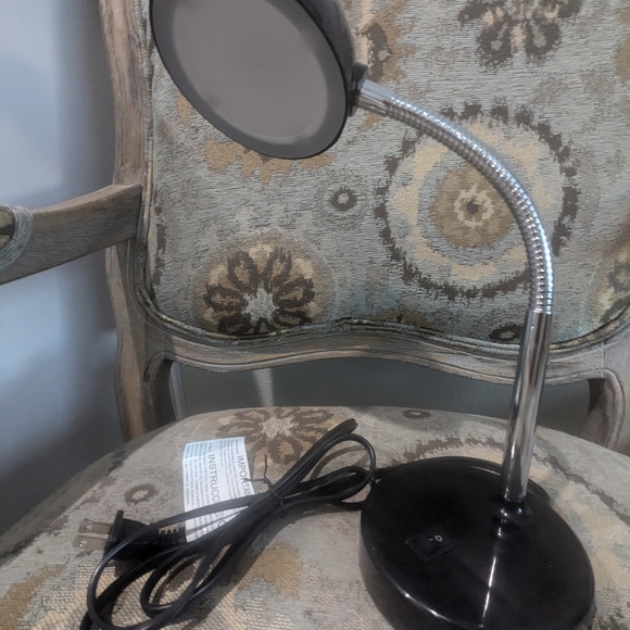 LED Desk lamp with USB port, like new. Bendable Arm - Picture 3 of 6